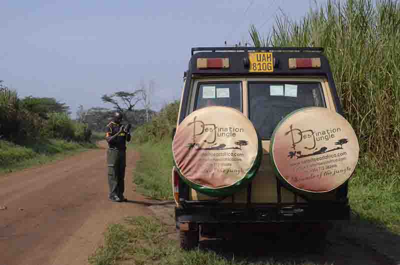 37 - Uganda - carretera de tierra - Patrick el guia y vehiculo
